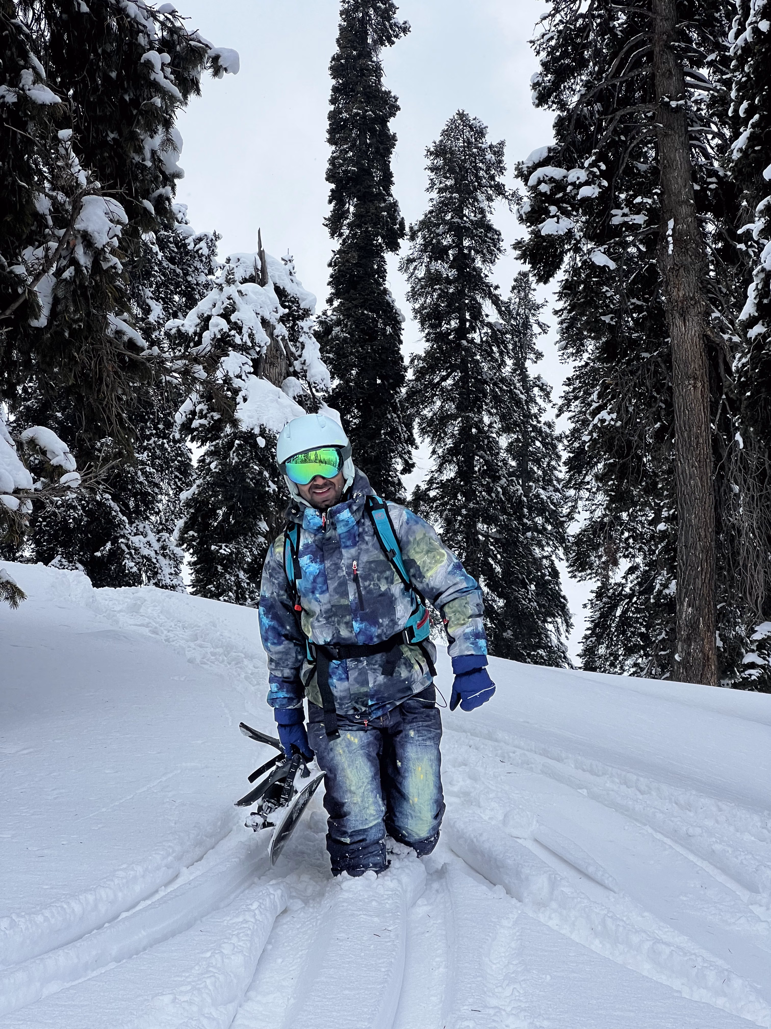 Snowboarder riding confidently on an intermediate Gulmarg run